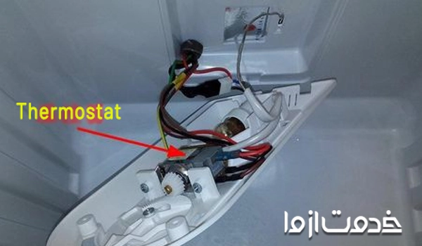 باز کردن قاب ترموستات جهت تعویض ترموستات یخچال